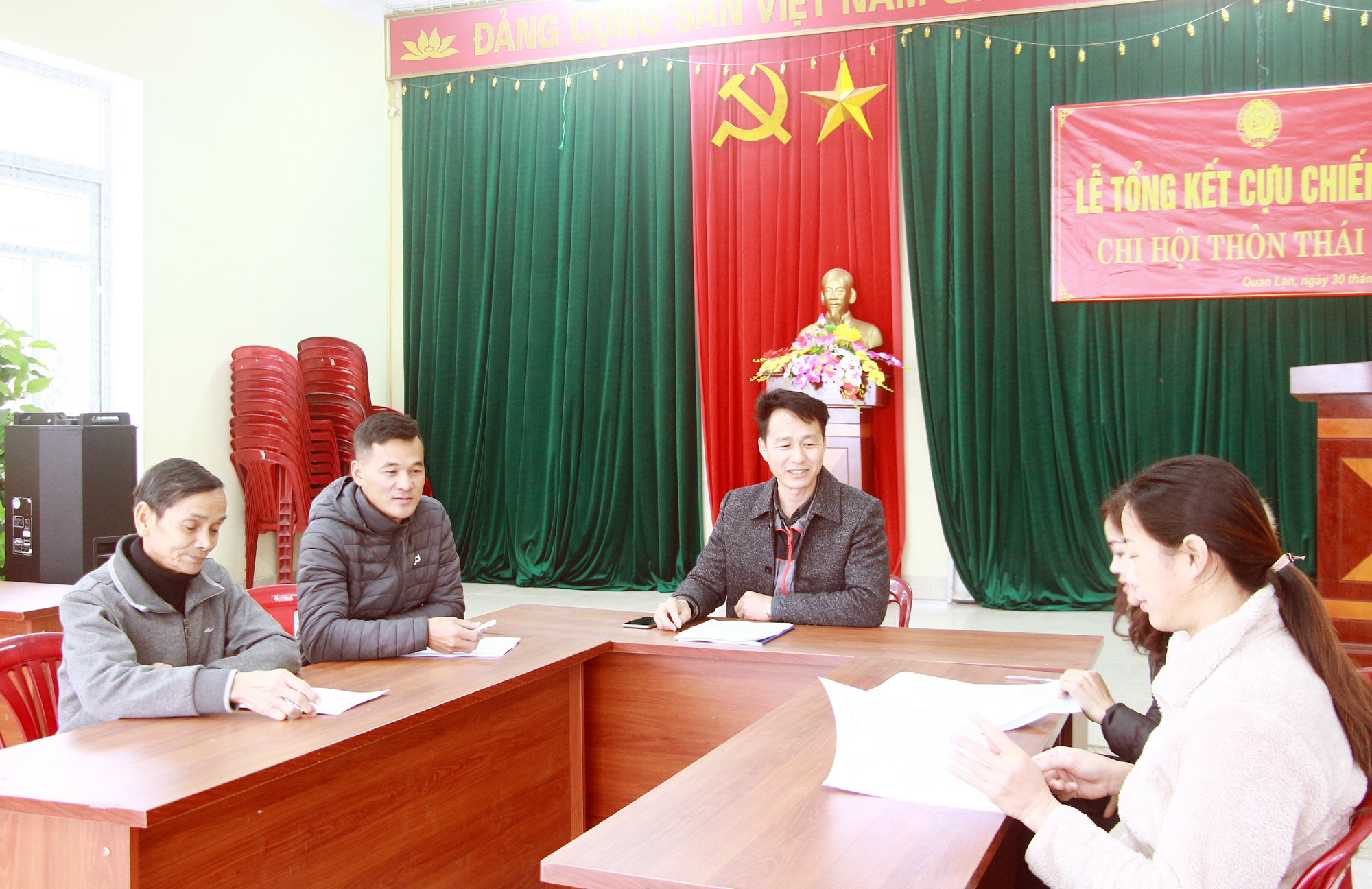 Chi ủy chi bộ thôn Thái Hòa họp bàn phương án vận động nhân dân xây dựng nông thôn mới.