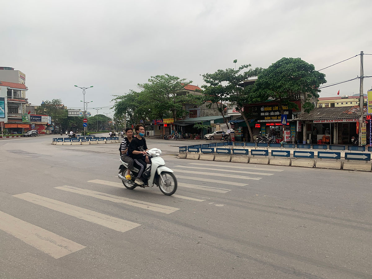 Nhiều người dân tham gia giao thông bằng xe mô tô không đội MBH. 