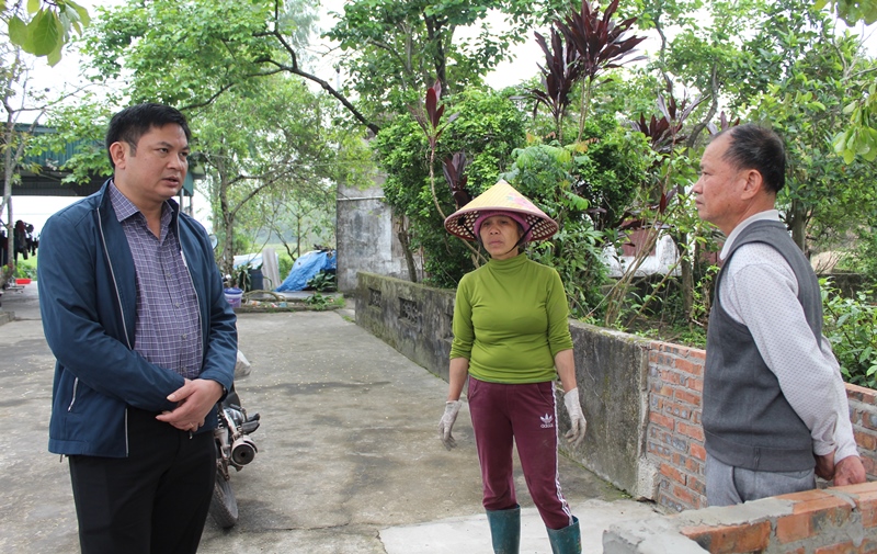 Đồng chí Đỗ Văn Tuấn, Phó Chủ tịch UBND TP Móng Cái kiểm tra tại hộ dân chăn nuôi ở Hải Tiến, Móng Cái