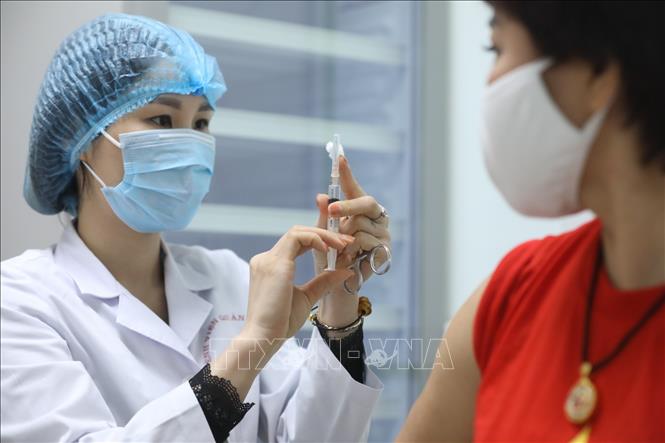 Tiêm thử nghiệm vaccine phòng COVID-19 của Việt Nam. Ảnh: TTXVN