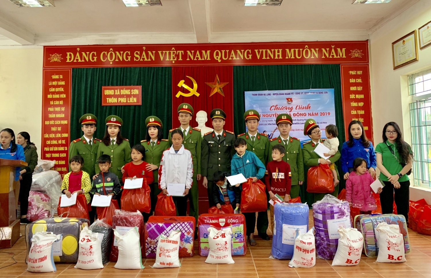 Đoàn thanh niên Trại tạm giam Công an tỉnh tặng quà học sinh có hoàn cảnh khó khăn tại xã Đồng Sơn, TP Hạ Long.