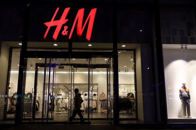 Cửa hàng H&M ở Bắc kinh vắng bóng người qua lại. (Ảnh: Reuters)
