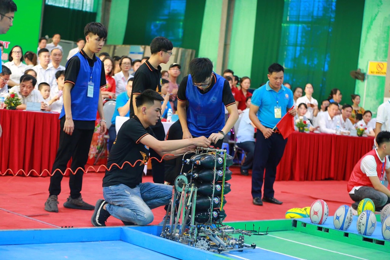 Sinh viên Trường ĐH Công nghiệp Quảng Ninh tham dự cuộc thi Robocon.