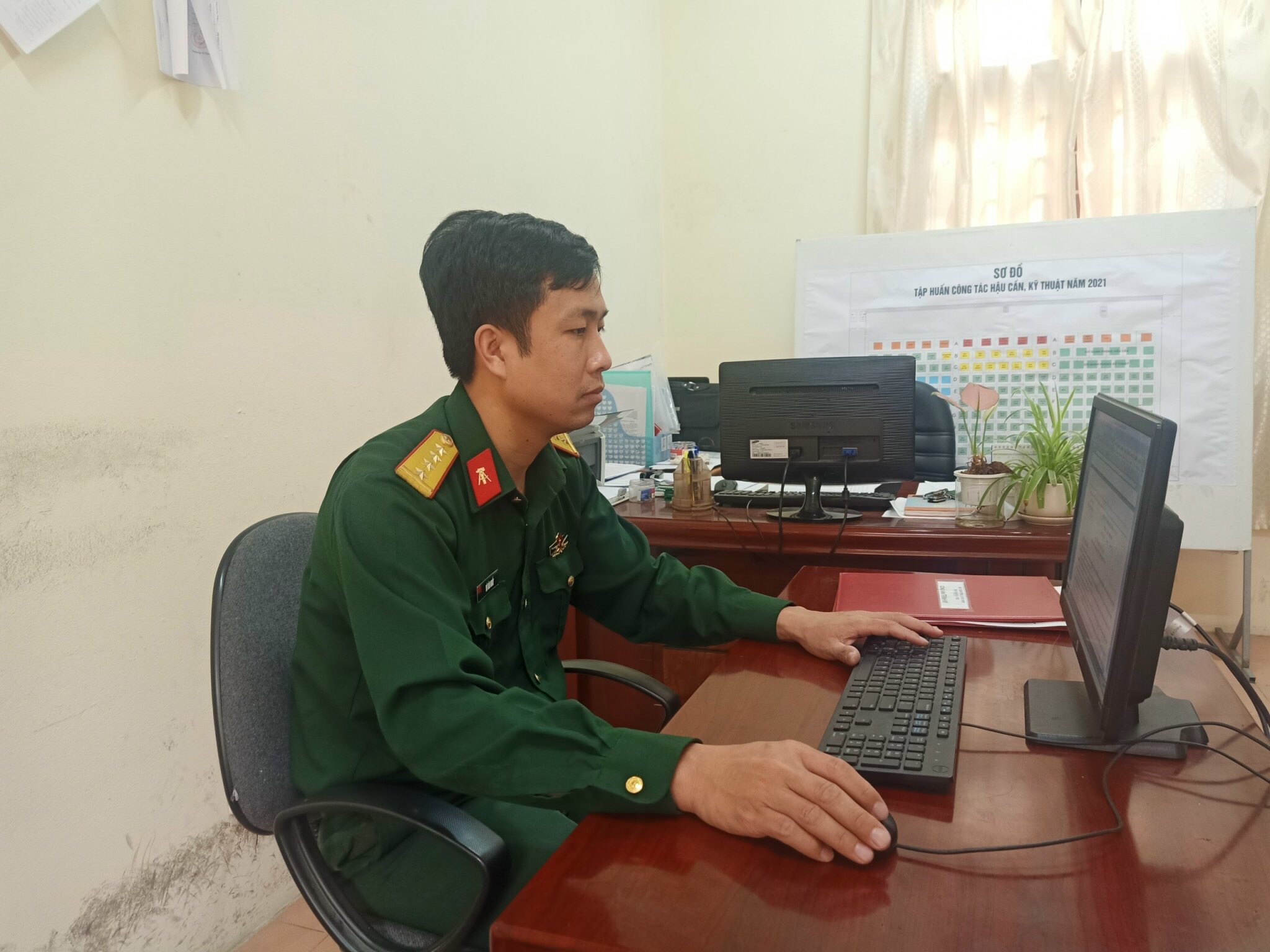 Đại úy Vũ Văn Nhất, trợ lý Xe - Máy, Phòng Kỹ thuật, Bộ CHQS tỉnh đam mê nghiên cứu khoa học kỹ thuật.
