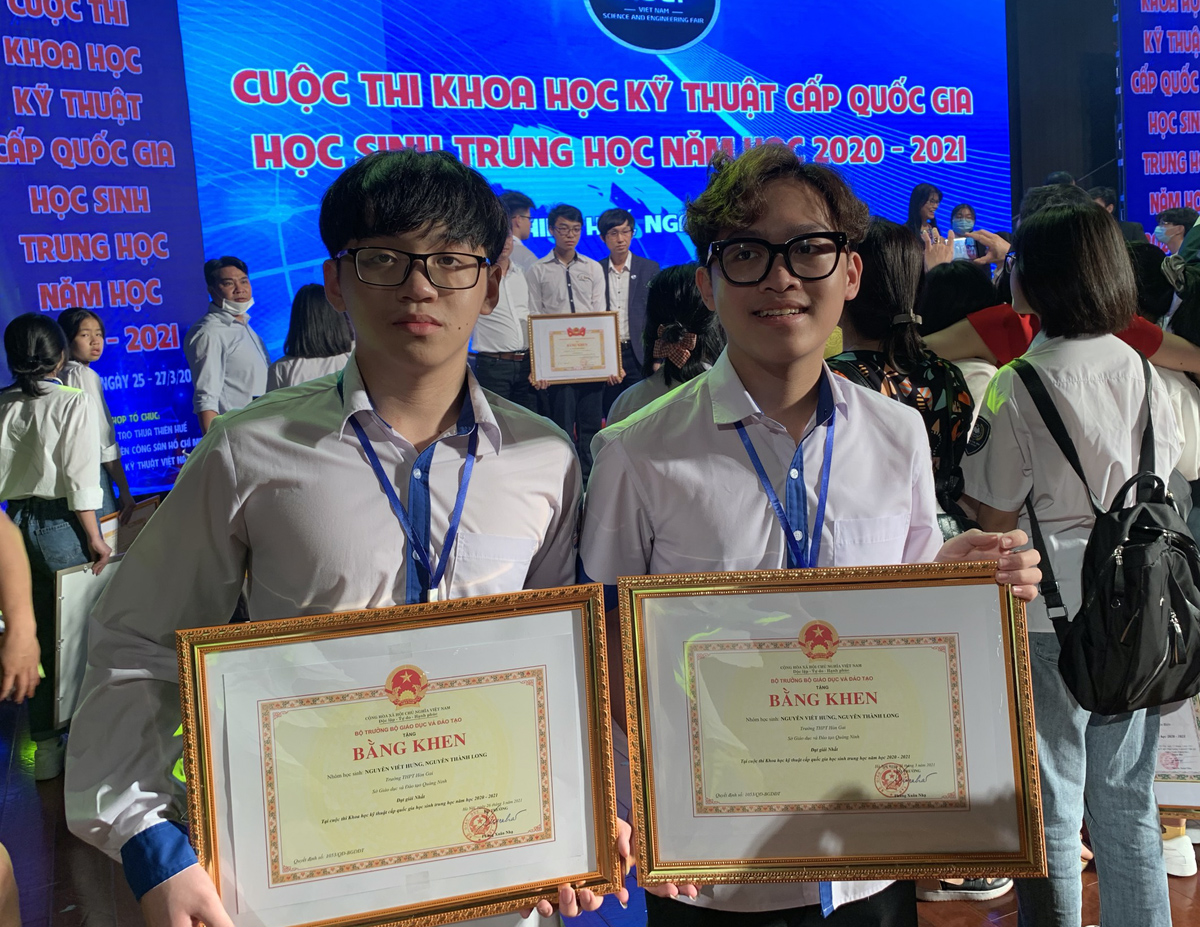 Hai học sinh Nguyễn Viết Hưng và Nguyễn Thành Long, lớp 11A4, Trường THPT Hòn Gai đạt Giải Nhất Cuộc thi KHKT cấp quốc gia dành cho học sinh trung học. 