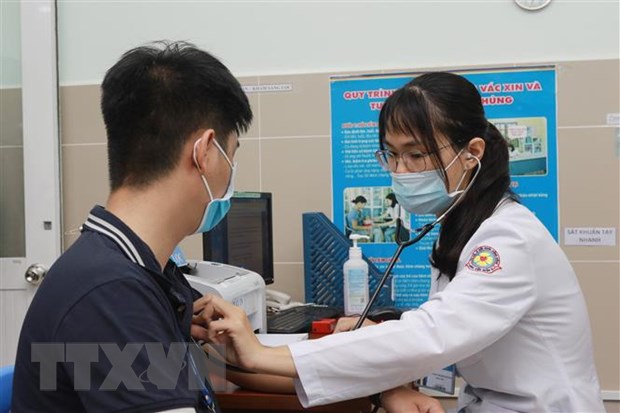 Nhân viên y tế được khám sàng lọc trước khi tiêm vaccine phòng COVID-19. (Ảnh: Đinh Hằng/TTXVN)