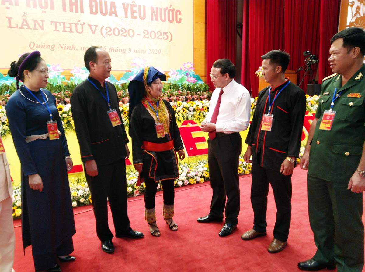 Bí thư Tỉnh ủy Nguyễn Xuân Ký trò chuyện với các đại biểu DTTS tham dự Đại hội thi đua yêu nước lần thứ V.