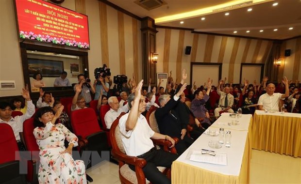 Cử tri Tổ dân phố số 8 phường Nguyễn Du biểu quyết nhất trí 100% ủng hộ Tổng Bí thư, Chủ tịch nước Nguyễn Phú Trọng tham gia ứng cử đại biểu Quốc hội khóa XV, nhiệm kỳ 2021-2026. (Ảnh: Trí Dũng/TTXVN)