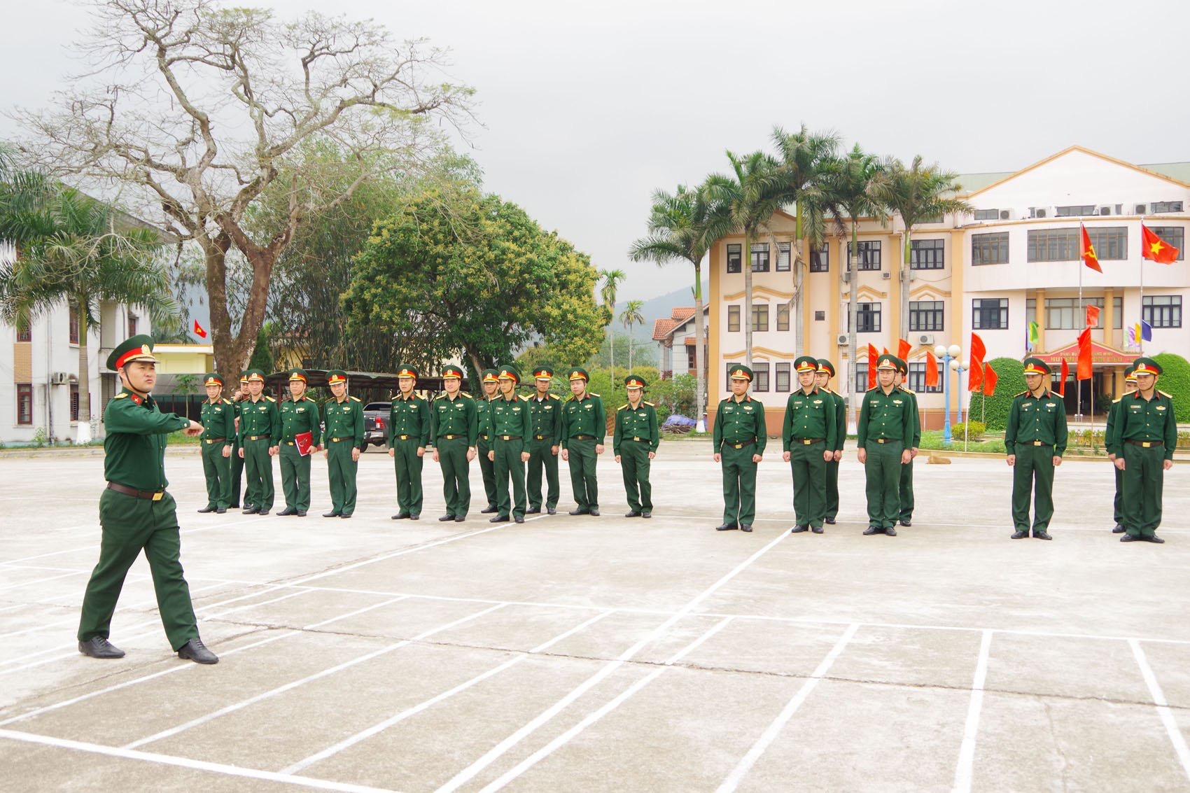 Kiểm tra thực hiện động tác điều lệnh đội ngũ tại Ban CHQS huyện Bình Liêu. 