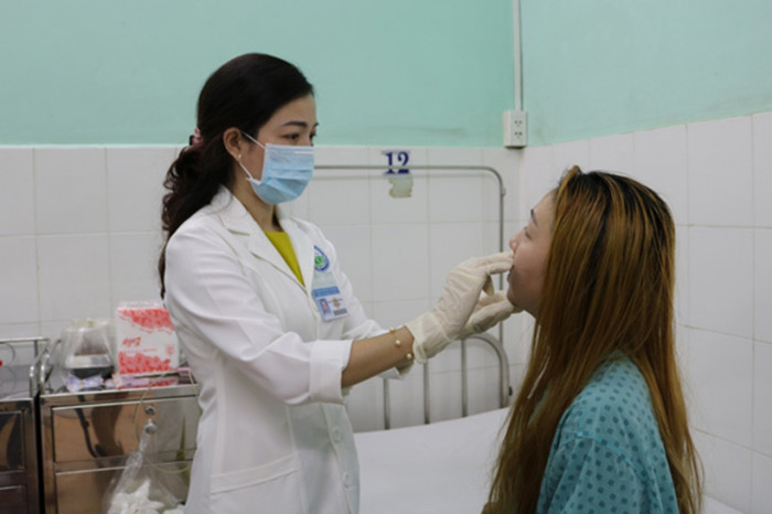 Một trường hợp biến chứng sau xăm môi, phải nhập viện điều trị (Ảnh minh họa)