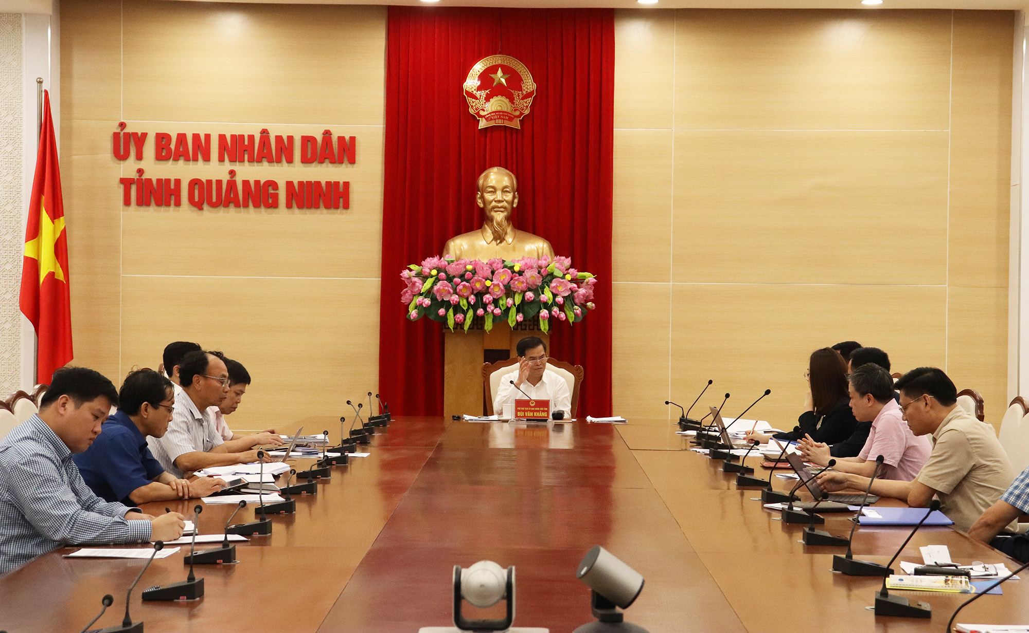 Đồng chí Bùi Văn Khắng, Phó Chủ tịch UBND tỉnh Quảng Ninh phát biểu tại hội nghị.