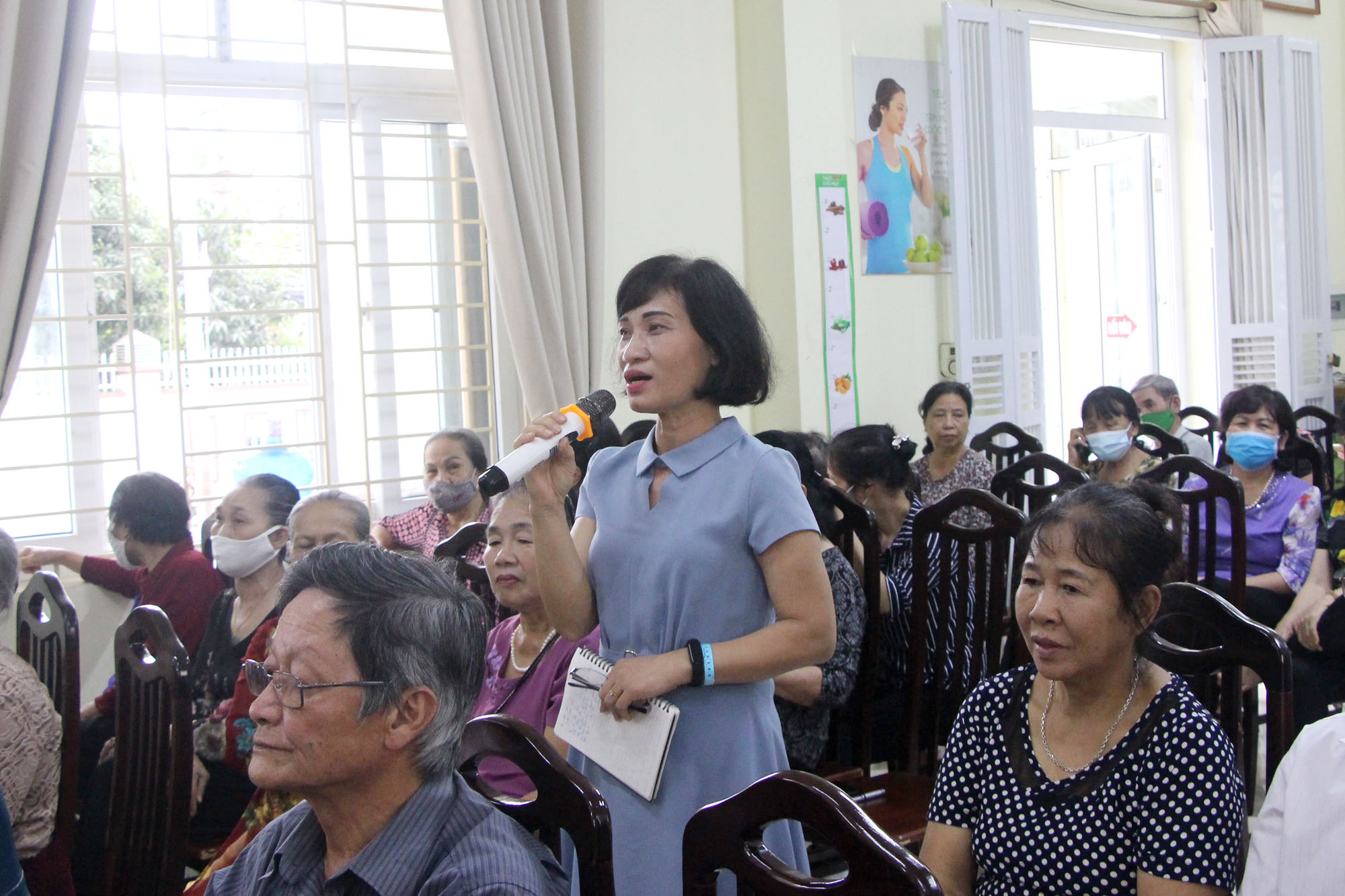 Cử tri khu 3, phường Hồng Hà, TP Hạ Long, tham gia ý kiến đối với những người ứng cử.
