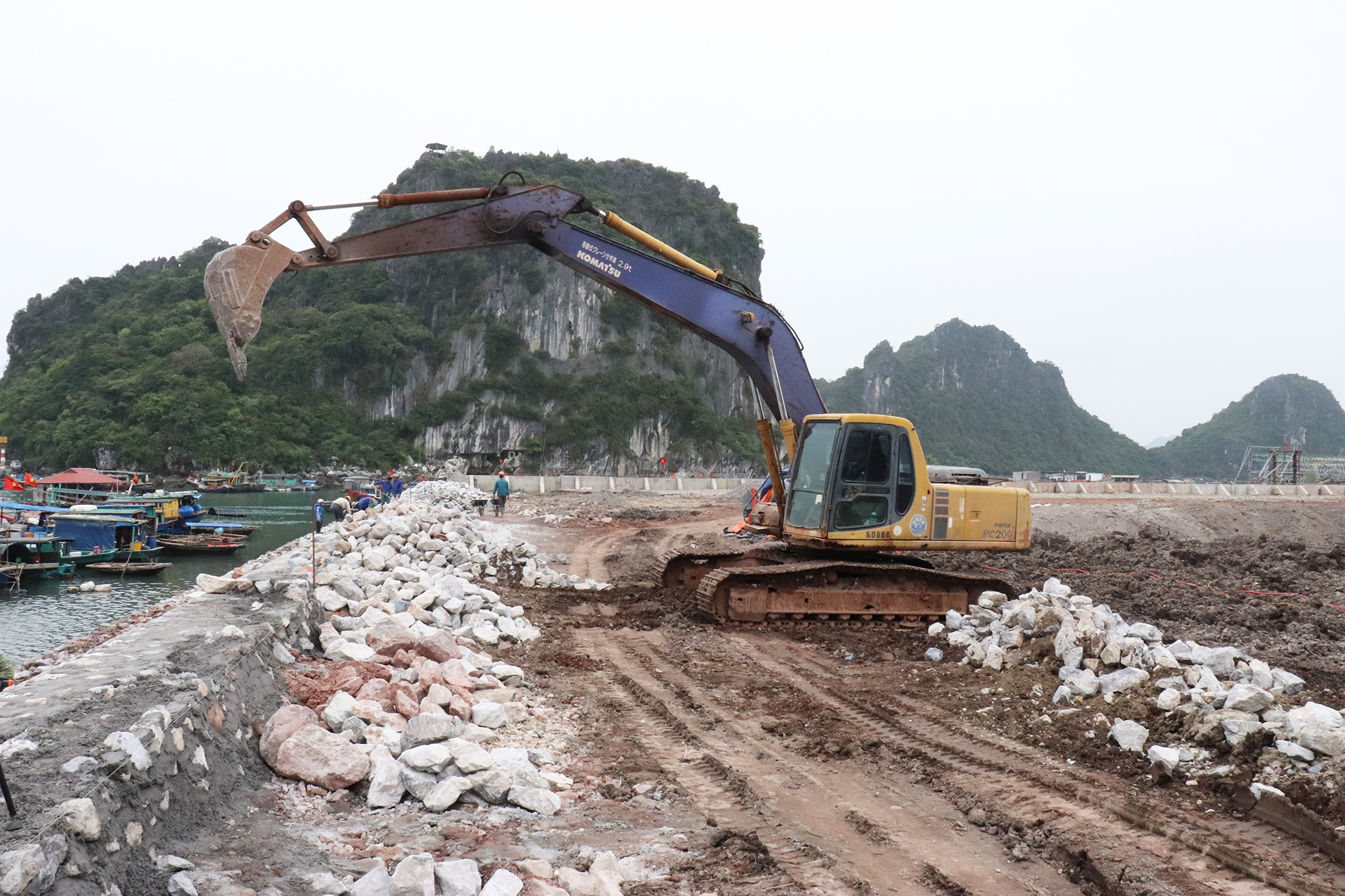 Chủ đầu tư đang gấp rút hoàn thiện các hạng mục cuối cùng của khu vực cảng cá, thị trấn Cái Rồng, huyện Vân Đồn.