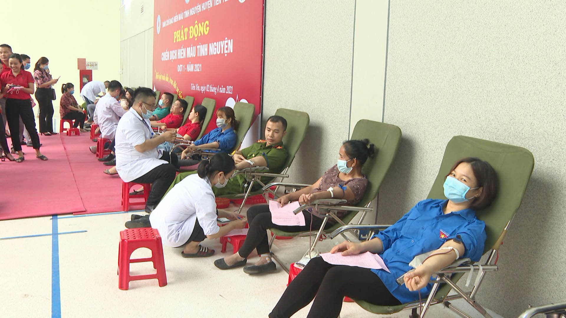 Đông đảo cán bộ, đoàn viên, thanh niên, lực lượng vũ trang huyện Tiên Yên tham gia hiến máu tình nguyện đợt 1.