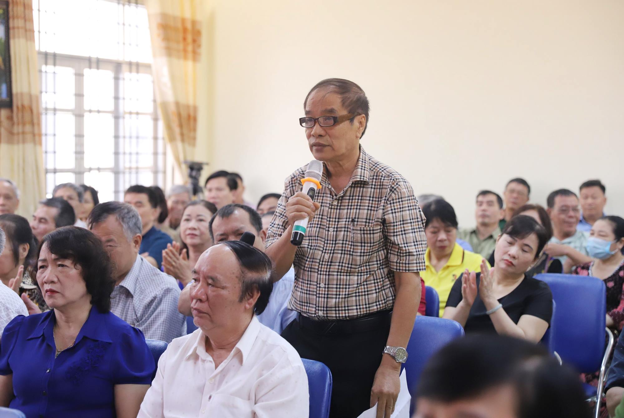 Cử tri khu phố 4 phường Hồng Hải, TP Hạ Long phát biểu ý kiến về những người ứng cử đại biểu HĐND tỉnh khóa XIV. 