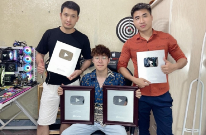 Hai kênh của Dương KC đều đã giành được nút bạc Youtube.