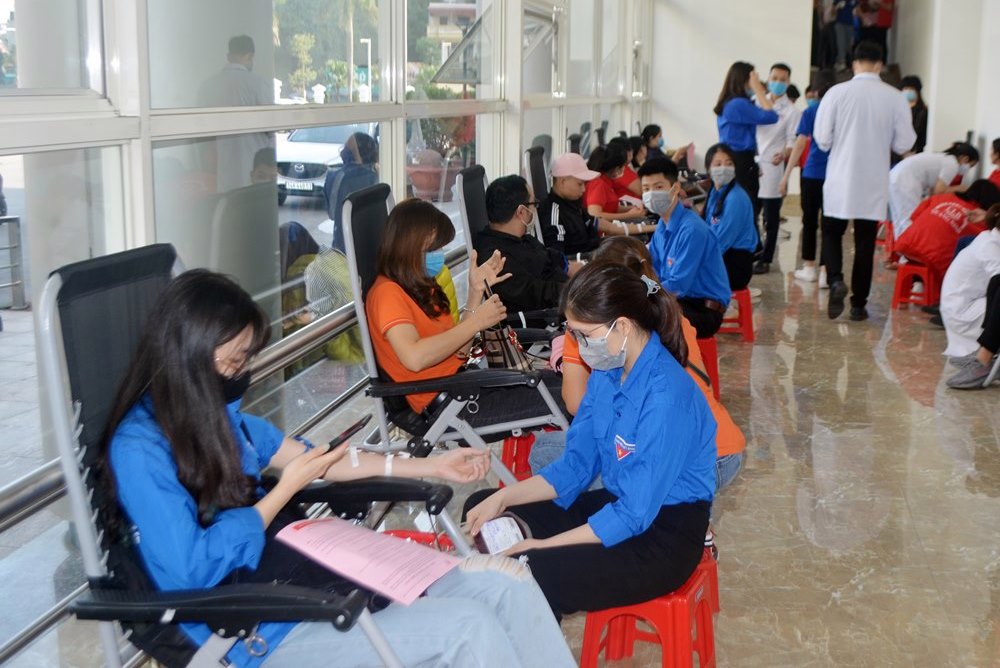  Đoàn viên thanh niên tham gia hiến máu tại chiến dịch Lễ hội Xuân hồng năm 2021.