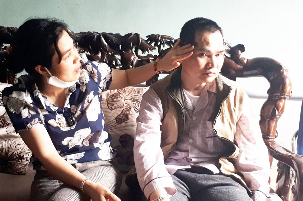 Chị Phạm Thị Hằng kể về những chấn thương do TNGT của chồng là anh Lê Minh Đức cách đây gần 2 năm.