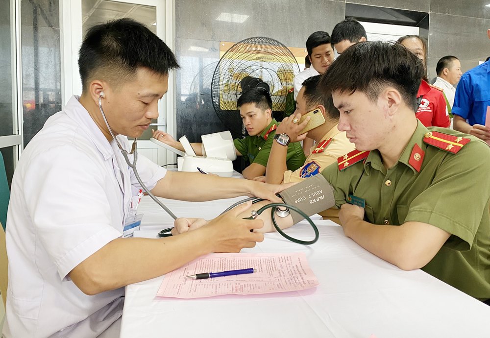 Cán bộ, chiến sĩ Công an huyện Cô Tô tham gia Ngày hội hiến máu tình nguyện huyện Cô Tô, tháng 8/2020.