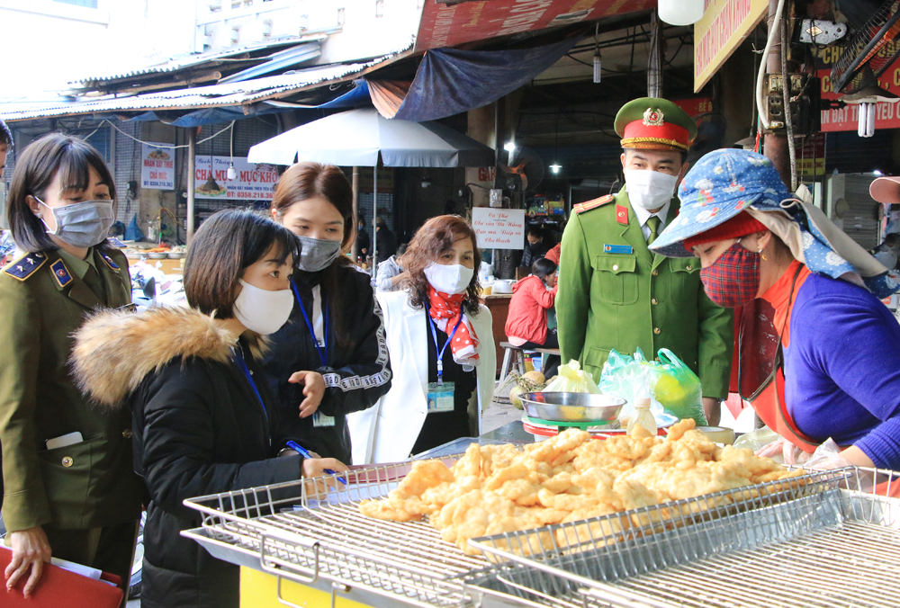 Đoàn kiểm tra liên ngành kiểm tra ATTP quầy hàng bán thực phẩm đã qua chế biến tại chợ Hạ Long I.