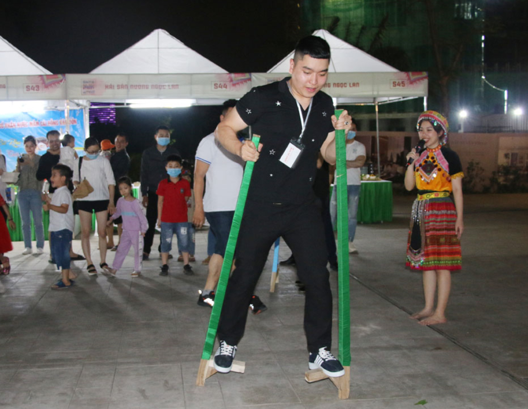Người dân và du khách thích thú tham gia các trò chơi dân gian tại Lễ hội du lịch đường phố Hạ Long. Ảnh: Nguyễn Dung.