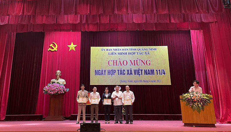 Lãnh đạo Liên minh HTX tỉnh trao kỷ niệm chương của Liên minh HTX Việt Nam cho những cá nhân có nhiều thành tích đóng góp cho sự phát triển của kinh tế tập thể.