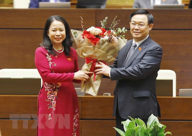 Chủ tịch Quốc hội Vương Đình Huệ tặng hoa chúc mừng Phó Chủ tịch nước Võ Thị Ánh Xuân. (Ảnh: Doãn Tấn/TTXVN)