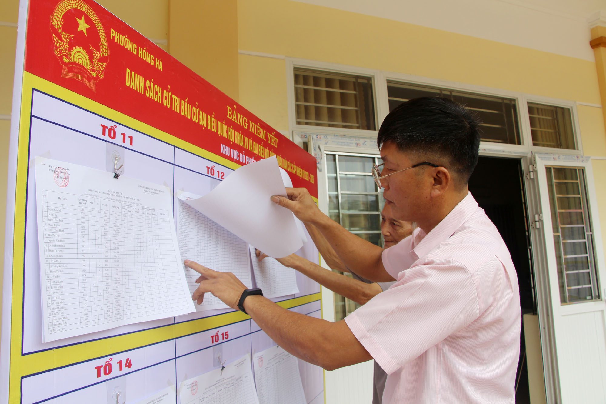 Nhân dân khu 9, phường Hồng Hà, TP Hạ Long xem danh sách cử tri niêm yết tại nhà văn hóa khu.