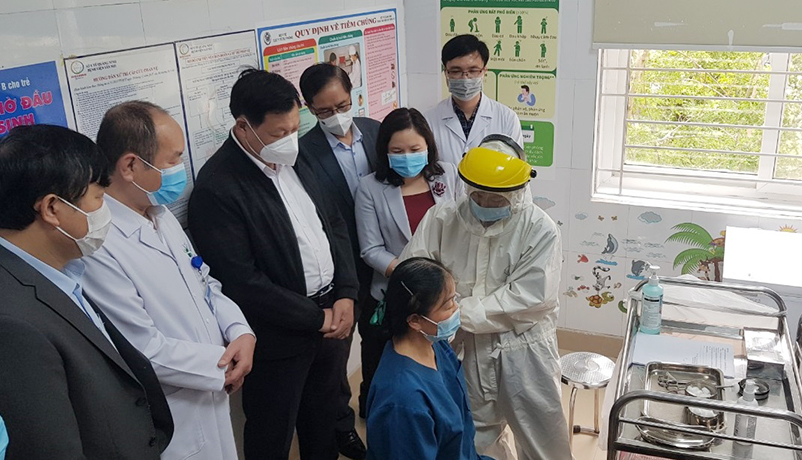 Bác sỹ Trần Thị Minh Lý, Phó Giám đốc Bệnh viện Sản Nhi Quảng Ninh, là nhân viên y tế đầu tiên của Quảng Ninh được tiêm vắc xin phòng Covid-19.