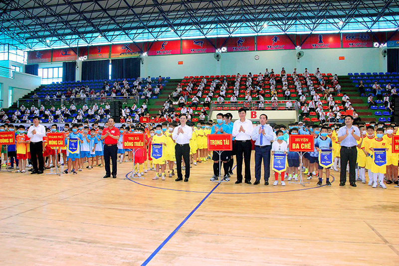 Giải năm nay thu hút sự tham gia của 16 đội bóng thiếu niên và nhi đồng đến từ 9 huyện, thị xã, thành phố trong tỉnh.