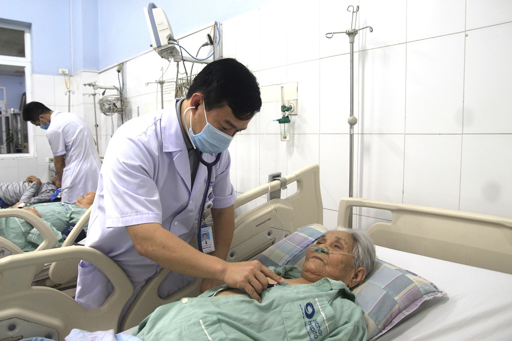 Thạc sĩ – bác sĩ Trần Văn Quý – Phó Trưởng Khoa Tim Mạch, Bệnh viện Bãi Cháy thăm khám cho người bệnh