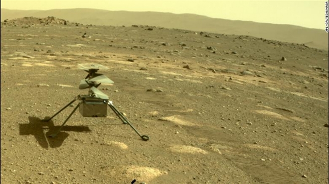 Trực thăng Ingenuity đáp xuống bề mặt sao Hỏa. (Ảnh: CNN)