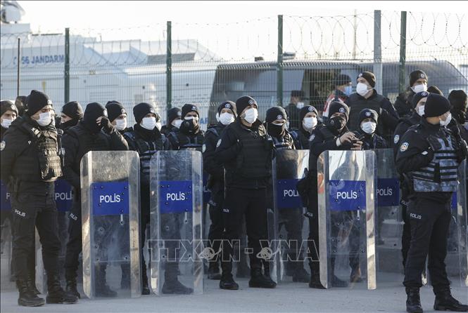 Cảnh sát gác bên ngoài tòa án, nơi diễn ra phiên xét xử các bị cáo liên quan đến vụ đảo chính bất thành vào năm 2016, Ankara, Thổ Nhĩ Kỳ, ngày 26/11/2020. Ảnh tư liệu: AFP/TTXVN