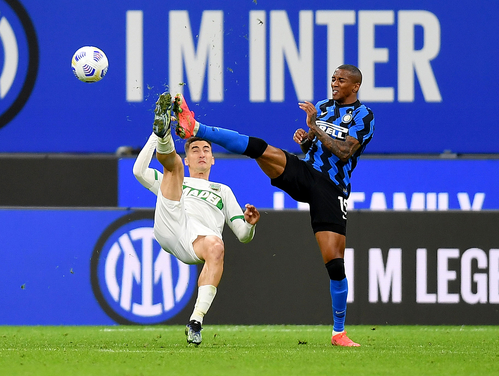 Inter (xanh đen) đã bắt đầu có thể nghĩ đến danh hiệu đầu tiên ở Serie sau 11 năm. Ảnh: Reuters.