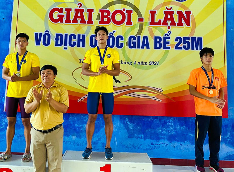 VĐV Ngô Đình Chuyền- Quảng Ninh (trái) nhận HCB cá nhân môn Bơi.