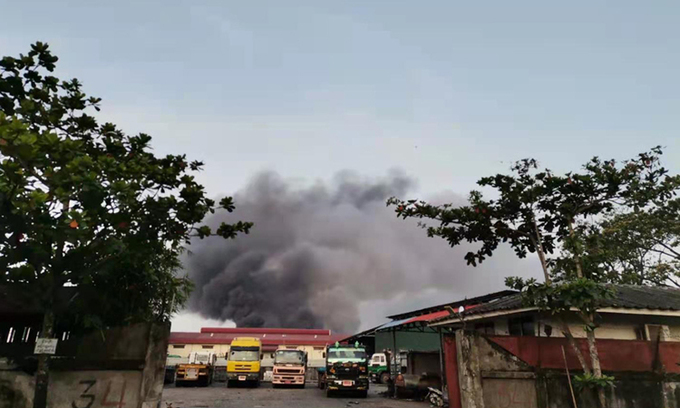 Khói bốc lên từ nhà máy Trung Quốc ở Yangon bị đốt hôm 7/4. Ảnh: Global Times.