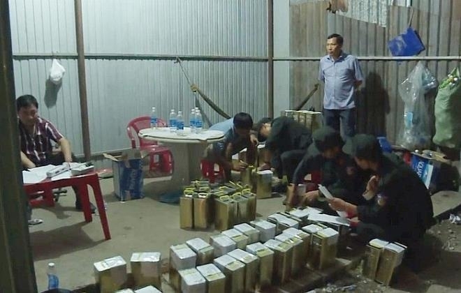 Công an thu giữ nhiều hóa chất để sản xuất xăng giả tại cơ sở của Trịnh Sướng.