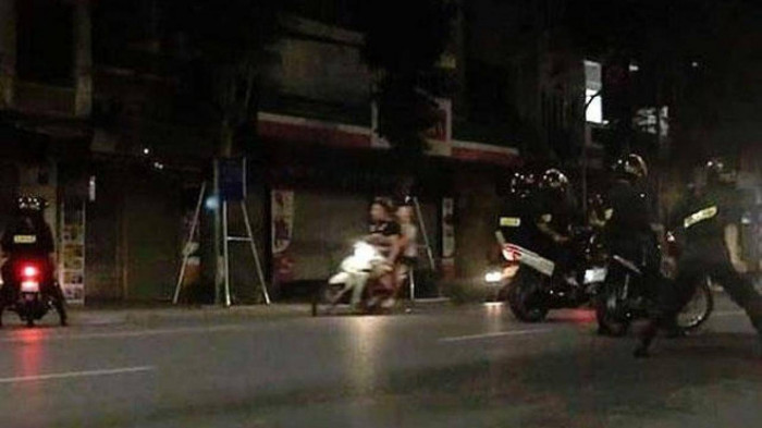 Hình ảnh lực lượng CSCĐ chặn bắt nhóm thanh thiếu niên phóng xe lạng lách náo loạn đường phố trong đêm tại Hà Nội