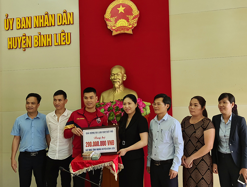 BTC giải ủng hộ 200 triệu đồng xây nhà tình nghĩa cho huyện Bình Liêu.