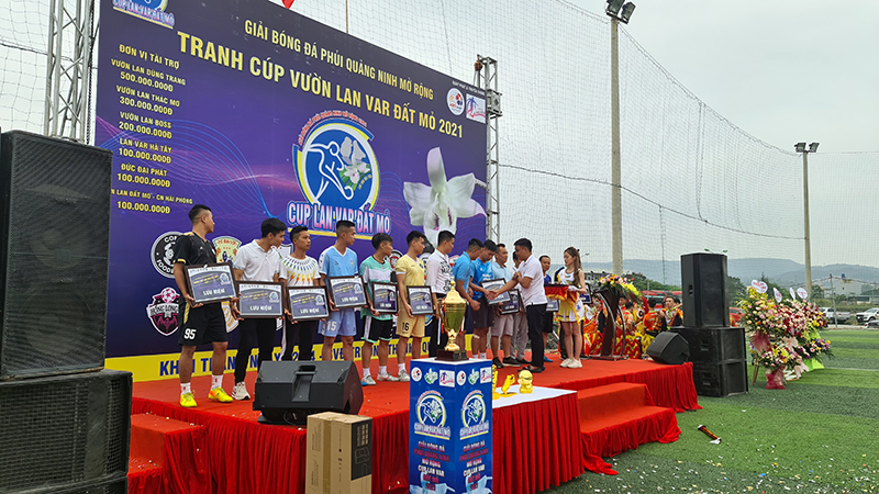  Các đội bóng về tham gia giải nhận lưu niệm của BTC.