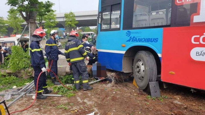 Lực lượng Cảnh sát PCCC và cứu nạn, cứu hộ, Công an TP Hà Nội đưa nạn nhân bộ hành mắc kẹt trong đầu xe ra ngoài