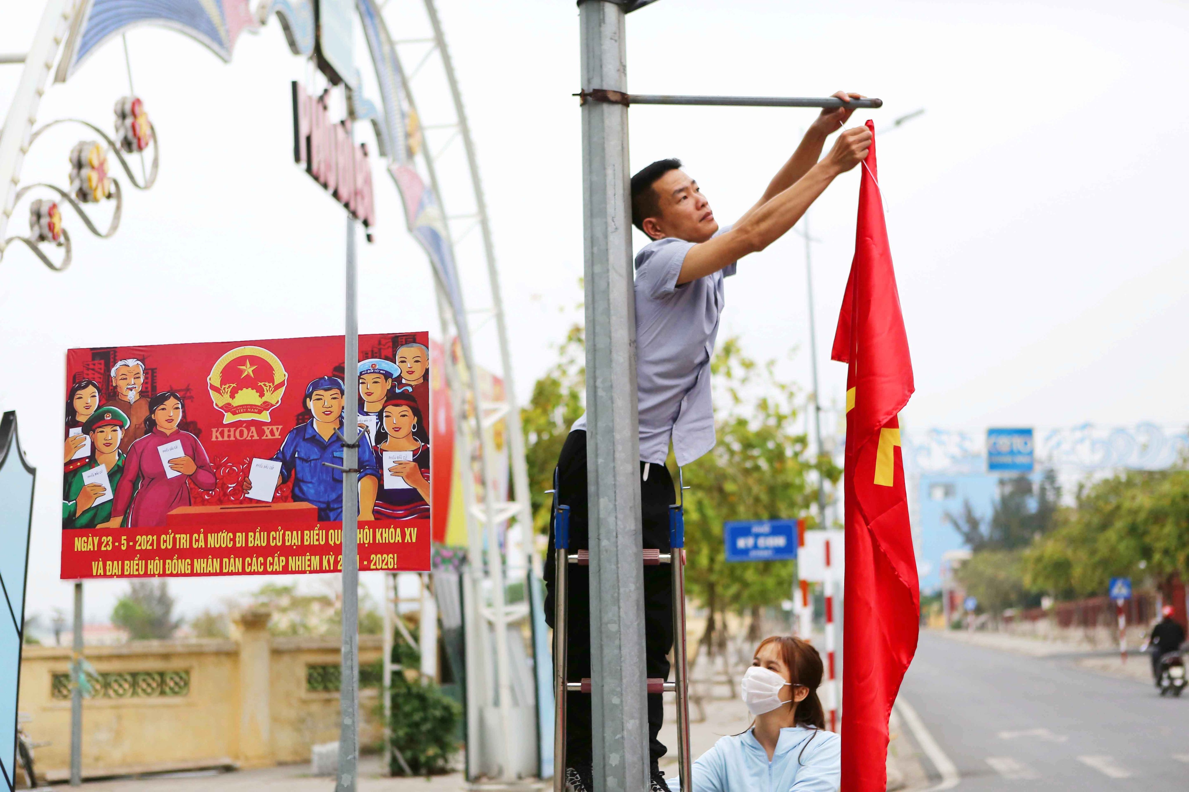 Các con đường ở thị trấn Cô Tô đang được treo cờ, khẩu hiệu tuyên truyền về bầu cử.