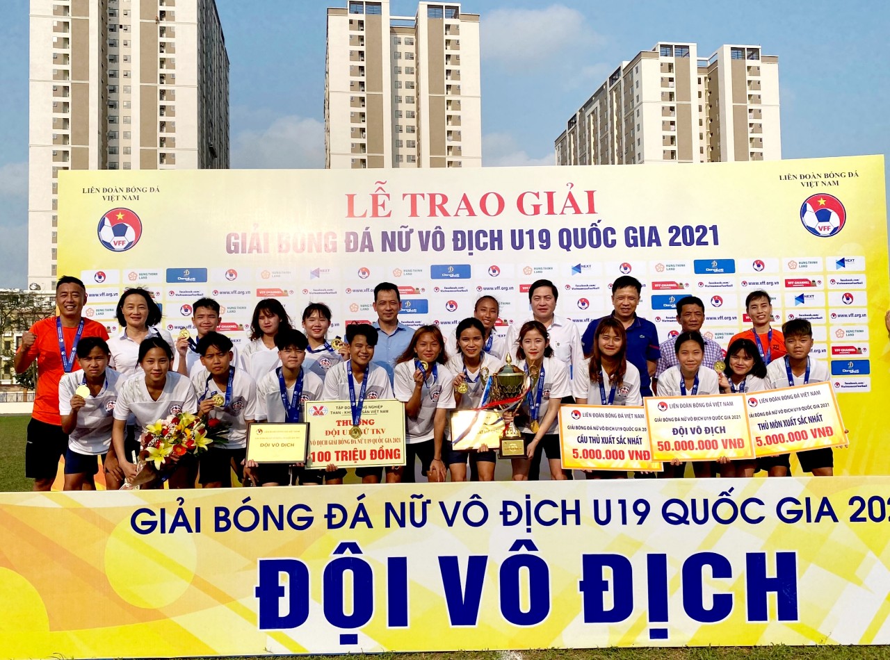 Đội bóng đá nữ Than khoáng sản Việt Nam nhận Cup vô địch quốc gia.