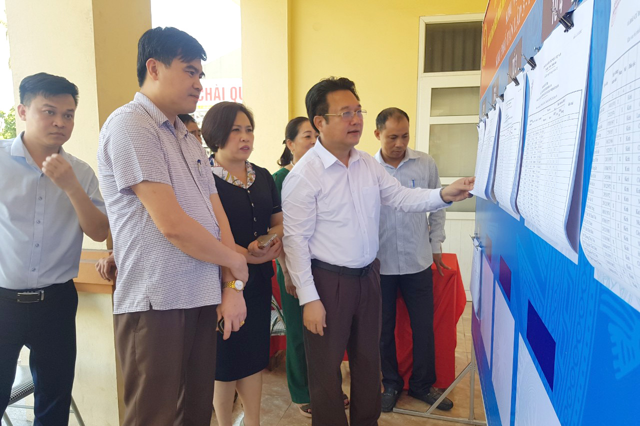đồng chí Nguyễn Đức Thành, kiểm tra việc lập, niêm yết danh sách cử tri tại Nhà văn hóa Khu Tân Lập 3, phường Cẩm Thủy, TP Cẩm Phả
