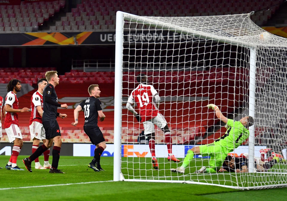 Arsenal để Holes (áo đen, phải) làm thủng lưới ở phút 90+3 trên sân Emirates, London Anh hôm 8/4. Ảnh: Reuters