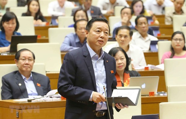 Bộ trưởng Bộ Tài nguyên và Môi trường Trần Hồng Hà trả lời câu hỏi chất vấn tại Kỳ họp thứ 10 của Quốc hội khóa XIV. (Ảnh: Doãn Tấn/TTXVN)