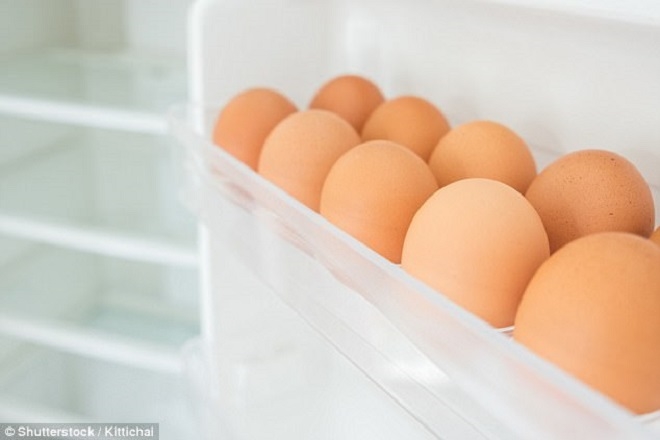 Một trong những sai lầm khi bảo quản trứng trong tủ lạnh chính là để trứng trong ngăn ở cánh cửa. (Ảnh: Shutterstock)