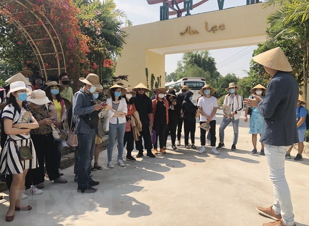 Một đoàn khách du lịch tham quan tại Khu du lịch Một thoáng Việt Nam. (Ảnh: Mỹ Phương/TTXVN)