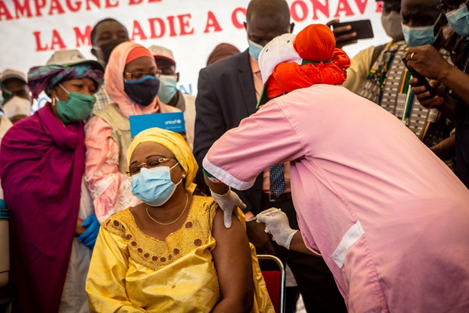 Mali đã bắt đầu chương trình tiêm chủng chống lại COVID-19 với Bộ trưởng Bộ Y tế, Fanta Siby. (Ảnh: UNICEF) 