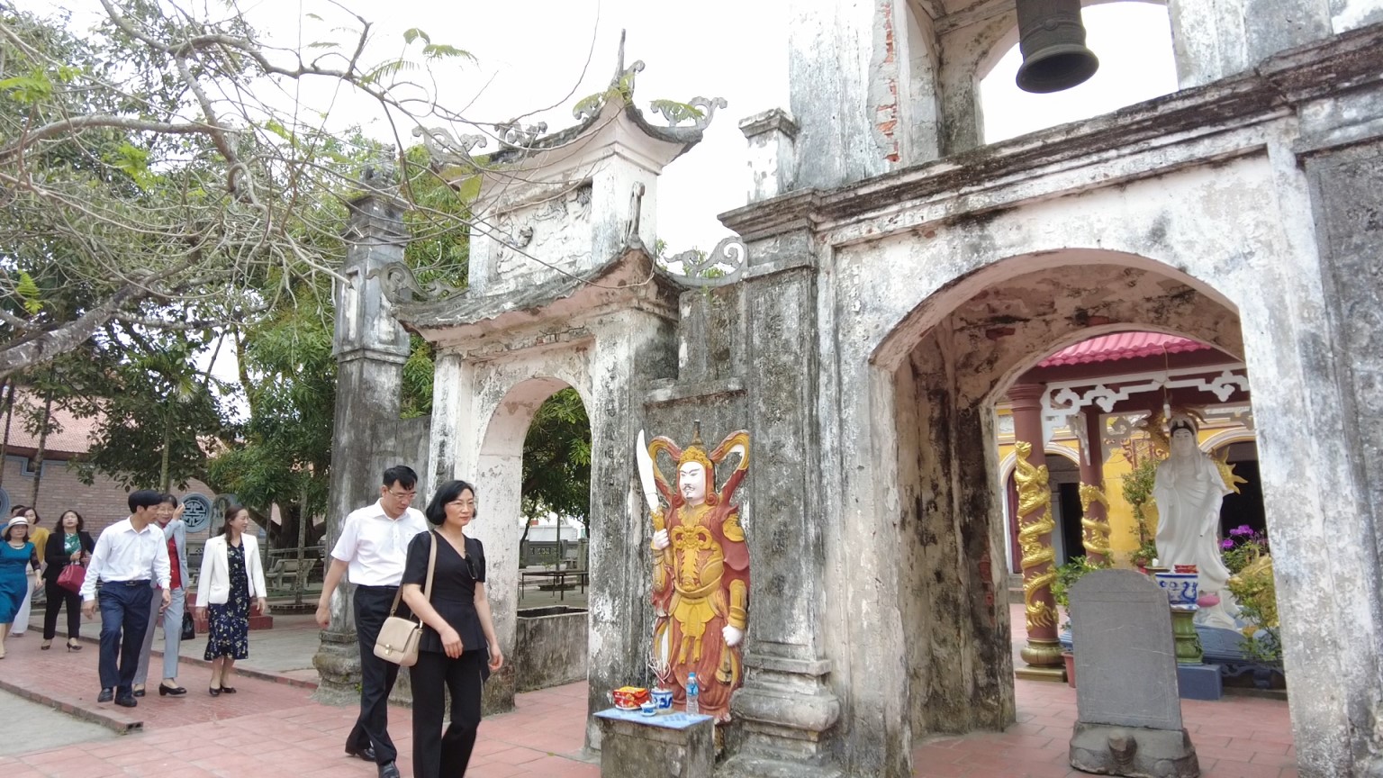 Đại biểu thăm quan các di tích lịch sử, văn hóa trên đảo Quan Lạn.